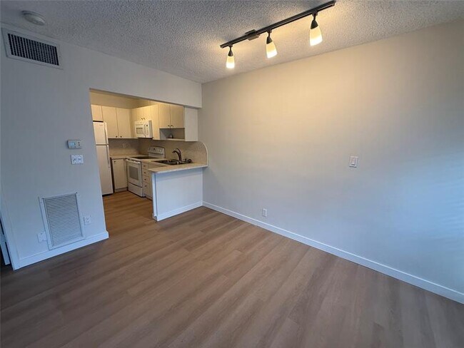 Building Photo - 4009 NE 21st Ave