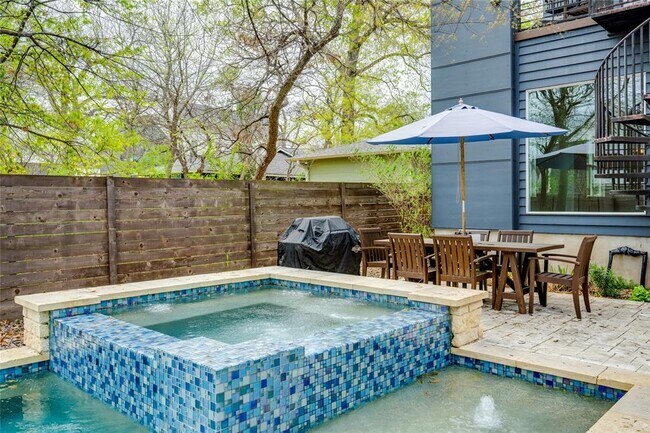 Building Photo - 2005 Bluebonnet Ln