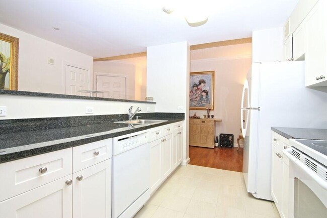 Building Photo - 300 Mamaroneck Ave