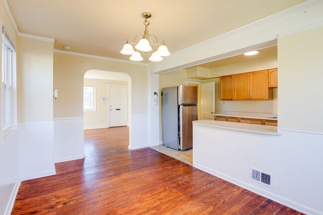 Building Photo - Charming End-Unit Townhome