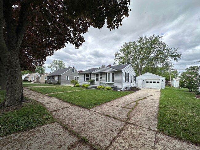 Primary Photo - SPACIOUS 2 BEDROOM 1 BATH HOME