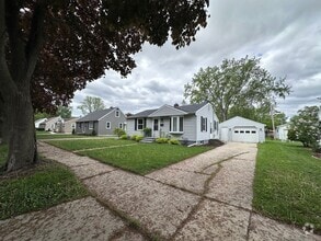 Building Photo - SPACIOUS 2 BEDROOM 1 BATH HOME