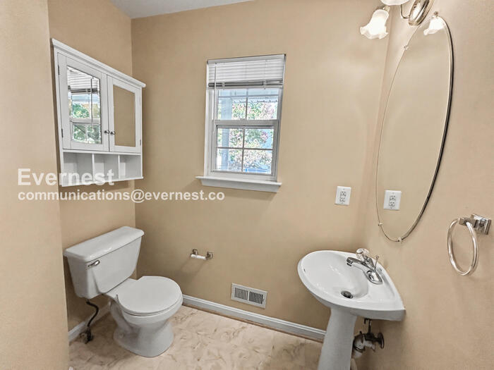 Building Photo - 8 Sarrington Ct