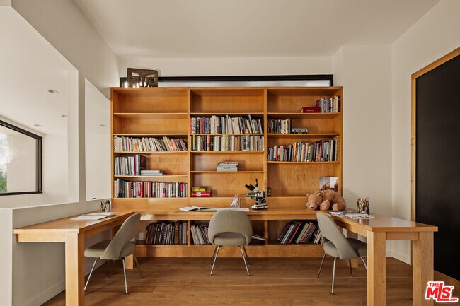 Building Photo - 1406 1/2 N Kenter Ave