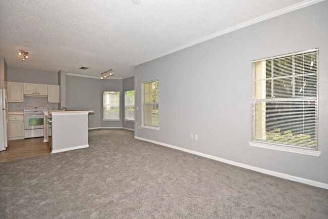 Building Photo - Sanford Condo