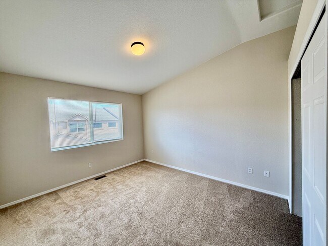 Building Photo - 3 Bedroom Townhome in a Convenient Location