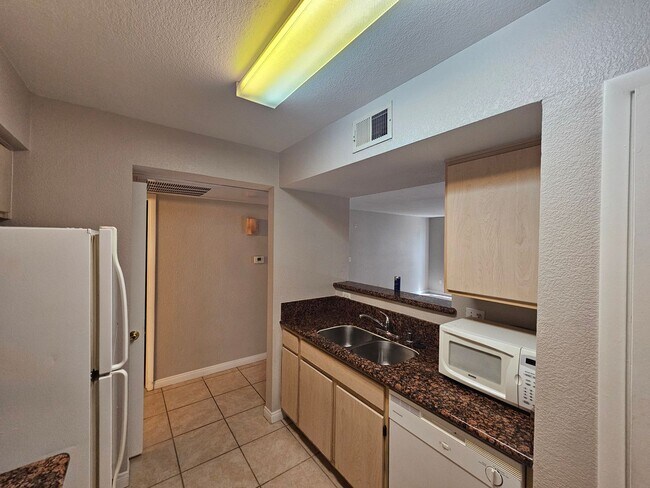 Building Photo - 1 Bedroom Condo located at Bella Club