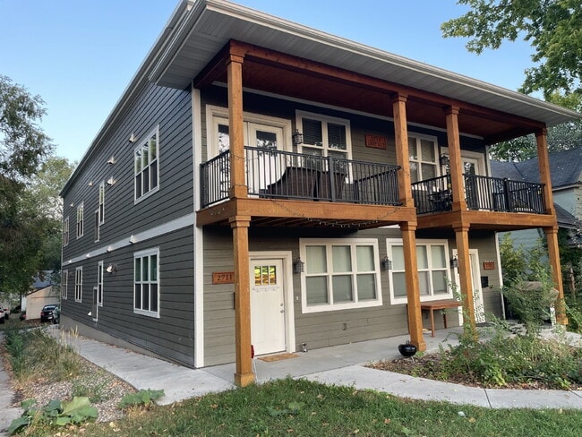 Building Photo - Spacious 2 Bedroom 2 Bathroom On the Greenway!