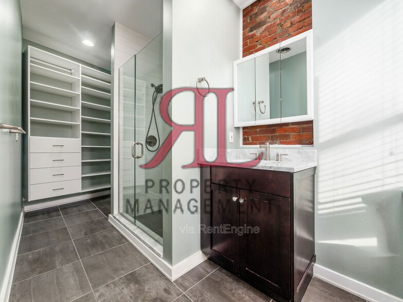 Building Photo - 1131 N High St