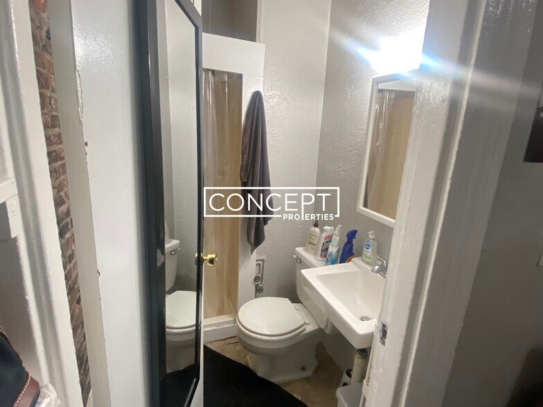 Building Photo - 40 Anderson St