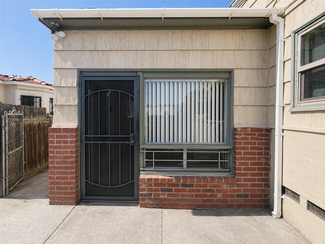 Building Photo - La Mesa Studio/ Great Location