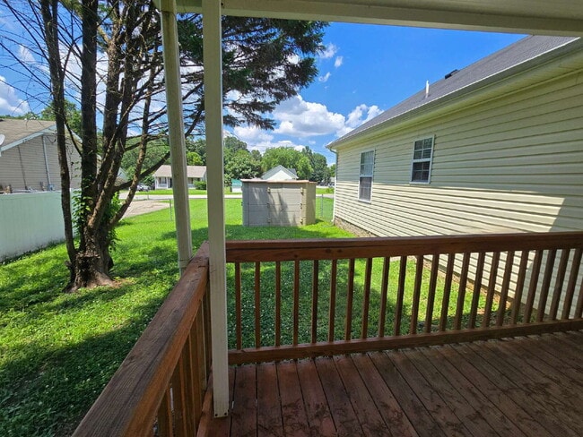 Building Photo - 460 Caney Ln