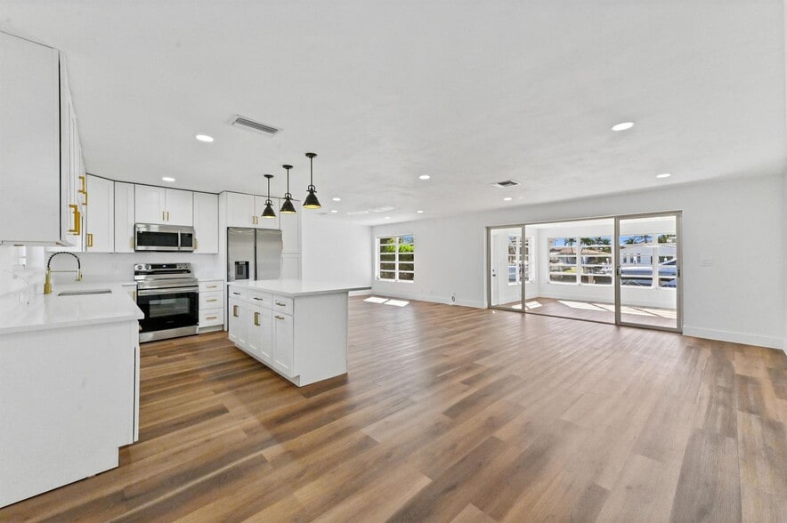 Primary Photo - 2710 NE 48th Ct