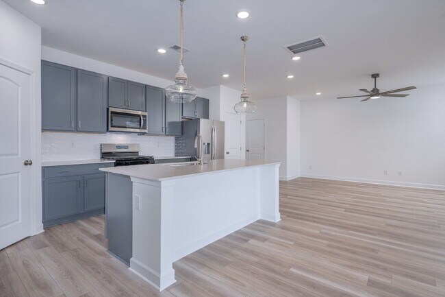 Building Photo - Spacious Old Hickory Townhome with Loft & Walk-In Closets