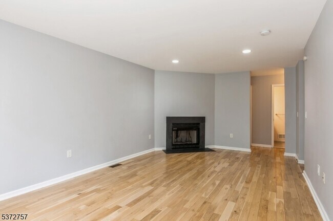 Building Photo - 17 Lackland Ave