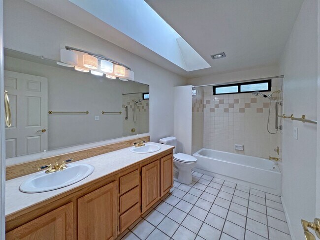 Building Photo - Gorgeous 3 Bedroom 2 Bath Home in Desirable Fairwood, Renton