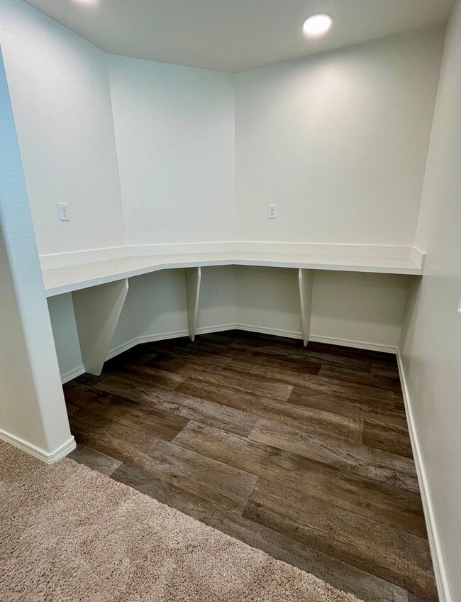 Building Photo - Corner Townhome!