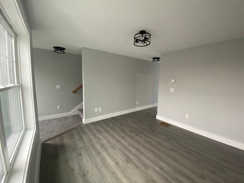 Building Photo - 32 Main St