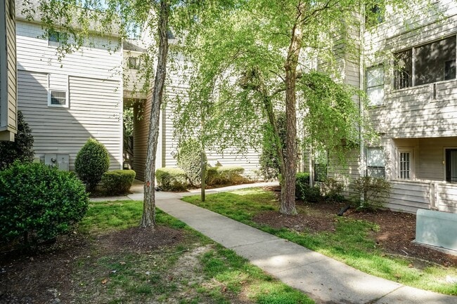 Building Photo - One Bedroom Condo With GREAT Location!