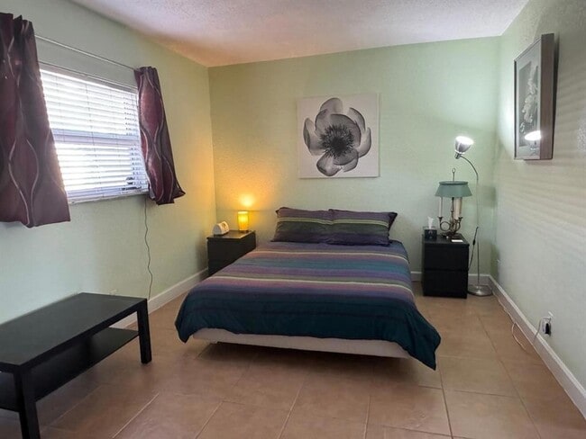 Building Photo - 2607 NE 8th Ave