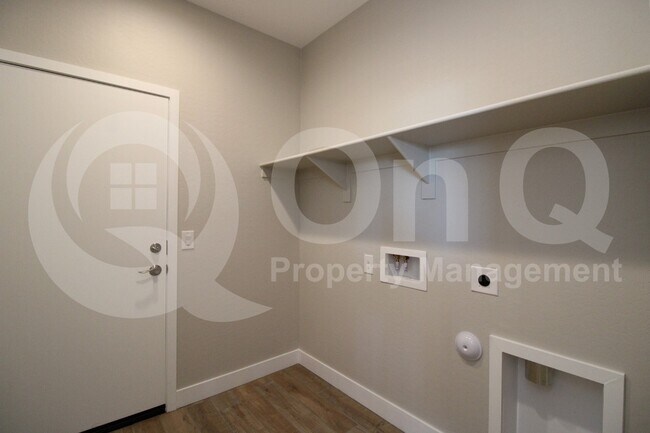 Building Photo - 5716 S Romano