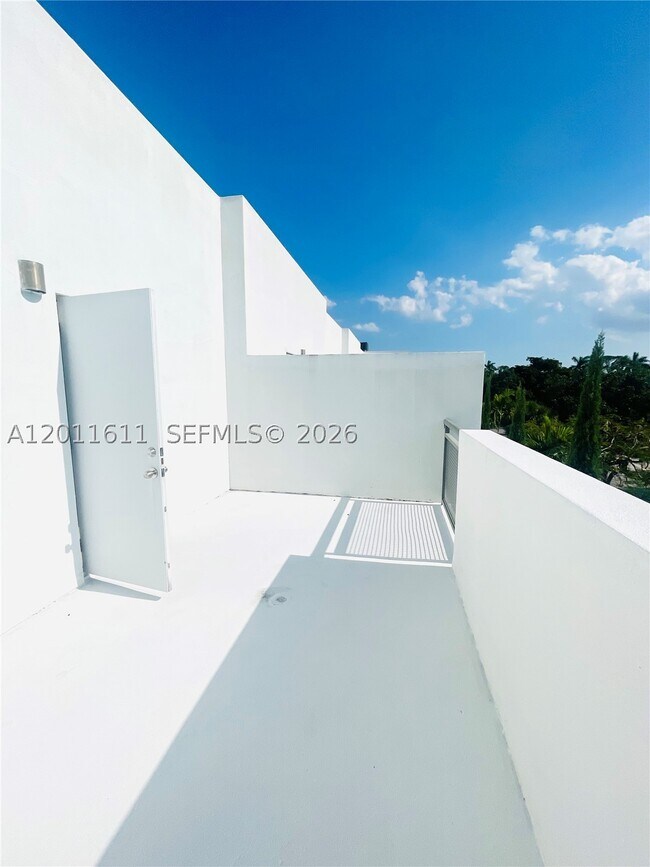 Building Photo - 822 NE 19th Terrace
