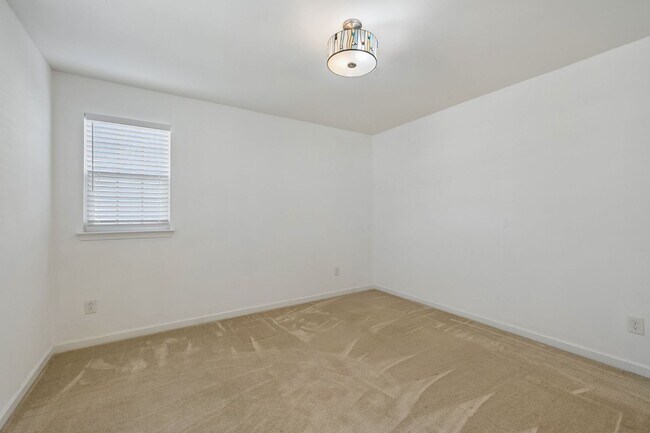 Building Photo - Charming and move-in ready 3-bedroom, 2.5-bath home