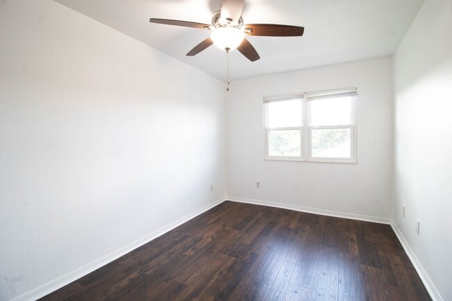 Building Photo - 275 Mango Dr