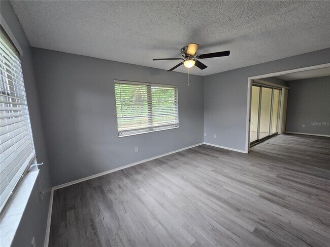 Building Photo - 7056 W Country Club Dr N