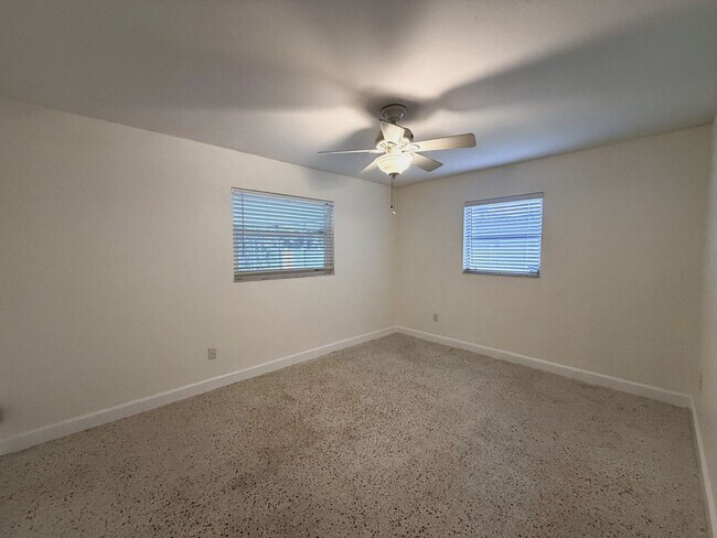 Building Photo - 3/2/1 car garage in S. Ft. Myers Off Cypress Lake!