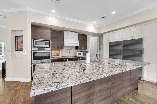 Building Photo - 545 Forest View Cir