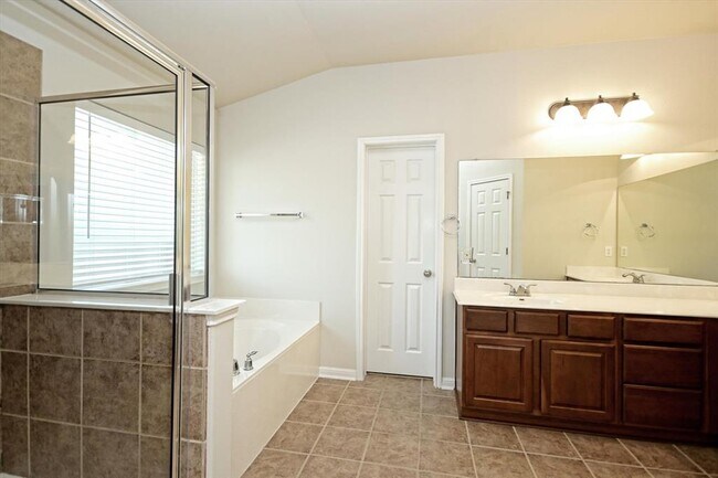 Building Photo - 401 King Eider Ln