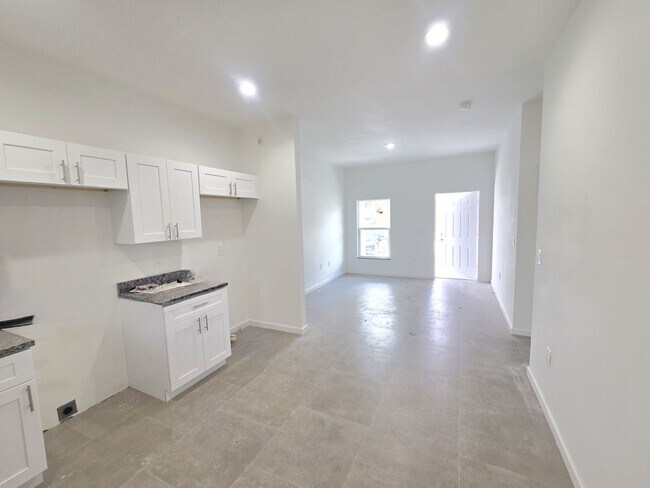 Building Photo - Brand New 2/2/1-South Lehigh Acres