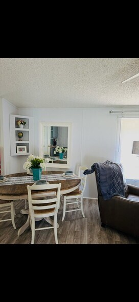 Building Photo - 204 Meadow Lark Dr