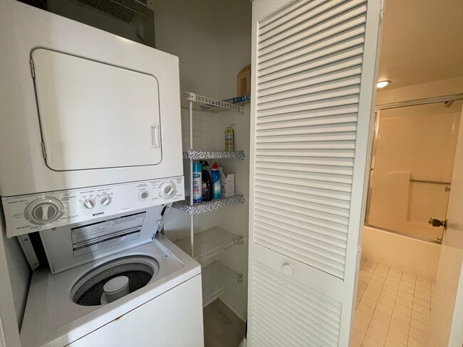 Building Photo - Unfurnished 2 BR 2 Bath Annual Rental in R...