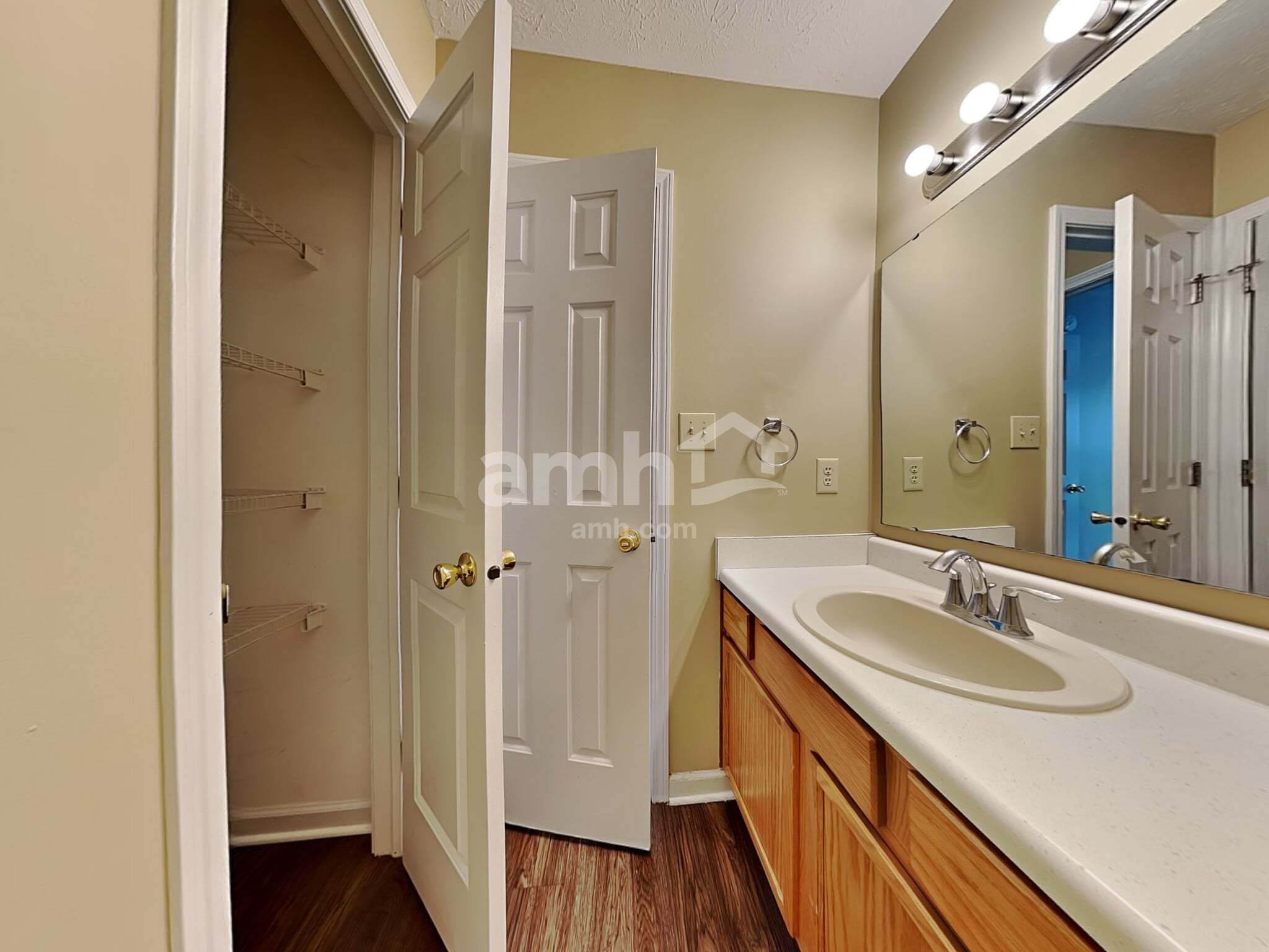 Building Photo - 8749 Trumpeter Dr