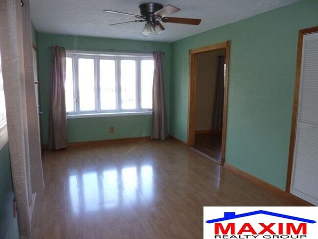 Building Photo - Move-in special offer!!!  Huge house - over 2,200 sqft convenient location and private backyard $...