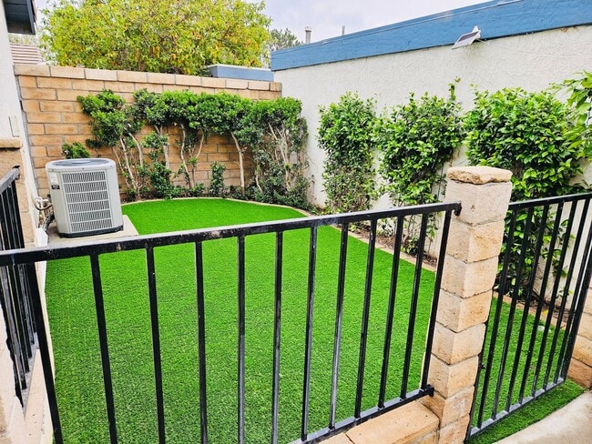 Building Photo - Updated Townhome Close to LLUMC & VA Hospital