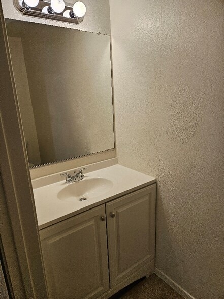 Building Photo - 3440 Sunriver Rd