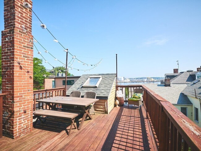 Building Photo - 289 Bunker Hill St