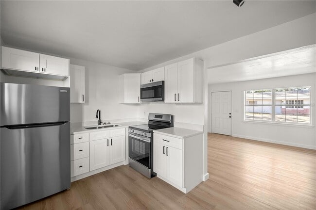 Building Photo - 411 NE 26th Ct