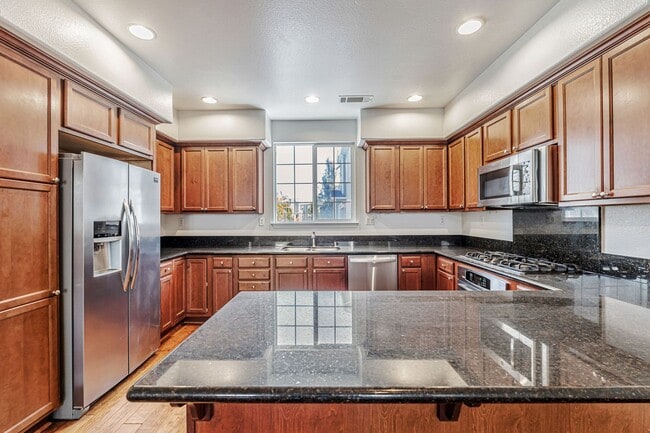 Building Photo - 1,331 sq ft with 2 on-suite bedrooms and o...