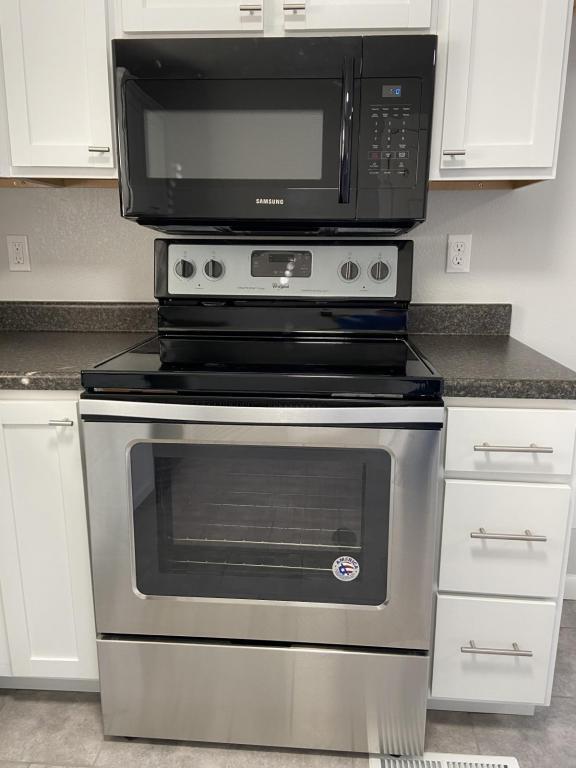 Building Photo - 1830 E 18th St