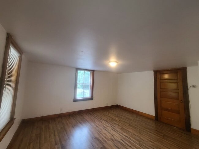 Building Photo - 2 Bedroom 1 Bath House -- outside of town -- Available 08/05/2026