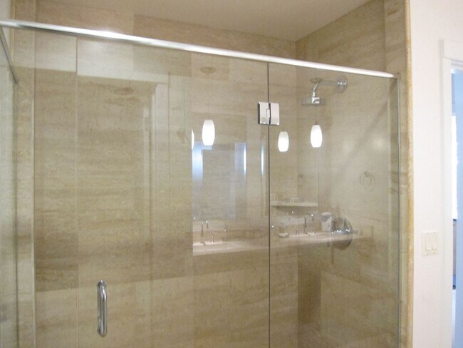 Building Photo - Stunning 2 Bedroom 2 Bath condo, with 2 Parking spots in the heart of vibrant Kirkland for Rent