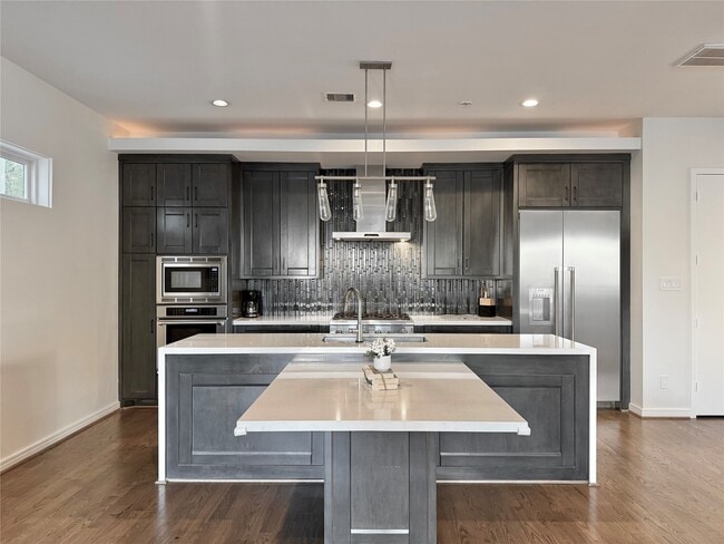 Building Photo - 707 W Clay St