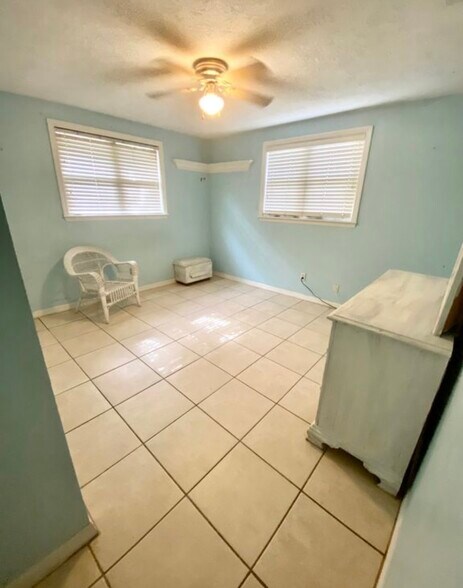 Building Photo - 110 B St