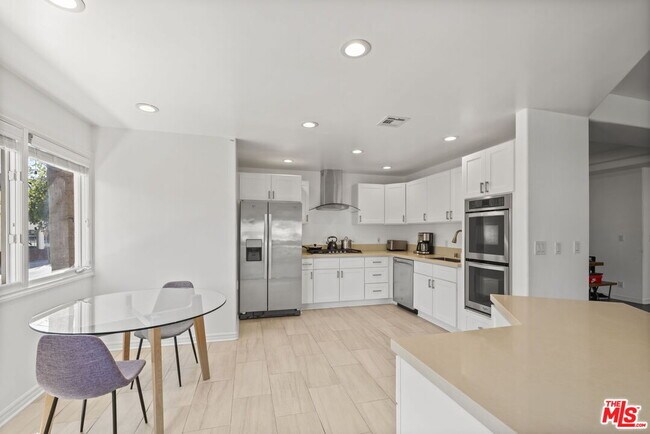 Building Photo - 435 Arnaz Dr