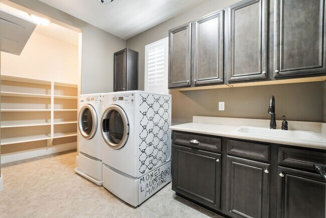 Building Photo - Elegant model home at Club Madeira!