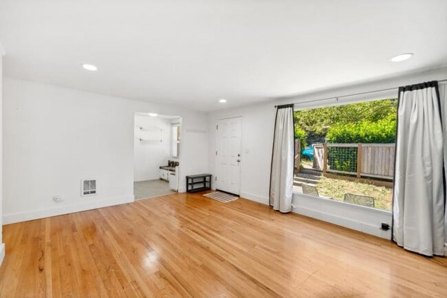Building Photo - 3 bedroom in Seattle WA 98108